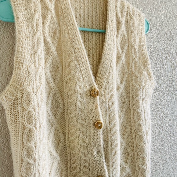 🅾️SOLD🅾️Mens Medium Sweater Vest Alpaca Wool Button Cream Ivory Squirrels Yarn - Picture 2 of 12